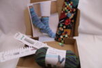 Monatsangebot April: Strickset "Sommer-Socken stricken", komplettes Geschenkset z. Strümpfe stricken, DIY-Pack inkl. veganer Wolle, Nadeln, Nadelgarage, Handmaß