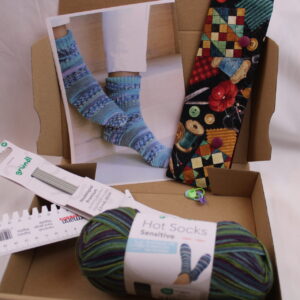Monatsangebot April: Strickset "Sommer-Socken stricken", komplettes Geschenkset z. Strümpfe stricken, DIY-Pack inkl. veganer Wolle, Nadeln, Nadelgarage, Handmaß