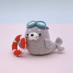Häkelset Natto die Robbe von Graine Créative. Amigurumi-Komplettset mit Wolle, Häkelnadel, Zubehör und Anleitung. Fertige Größe ca. 13 cm.