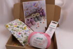 Strickset "Baby-Schuhe stricken", komplettes Geschenkset, DIY-Pack inkl. extraweicher Wolle, Nadeln, Handarbeitstäschchen und Anleitung