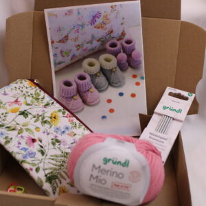 Strickset "Baby-Schuhe stricken", komplettes Geschenkset, DIY-Pack inkl. extraweicher Wolle, Nadeln, Handarbeitstäschchen und Anleitung