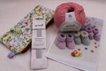 Strickset "Baby-Schuhe stricken", komplettes Geschenkset, DIY-Pack inkl. extraweicher Wolle, Nadeln, Handarbeitstäschchen und Anleitung – Bild 2