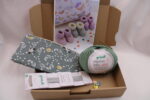 Strickset "Baby-Schuhe stricken", komplettes Geschenkset, DIY-Pack inkl. extraweicher Wolle, Nadeln, Handarbeitstäschchen und Anleitung