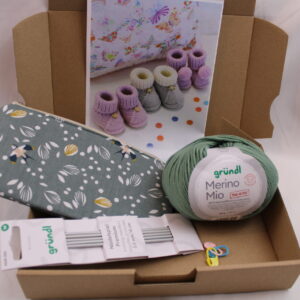 Strickset "Baby-Schuhe stricken", komplettes Geschenkset, DIY-Pack inkl. extraweicher Wolle, Nadeln, Handarbeitstäschchen und Anleitung