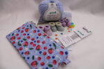 Strickset "Baby-Schuhe stricken", komplettes Geschenkset, DIY-Pack inkl. extraweicher Wolle, Nadeln, Handarbeitstäschchen und Anleitung – Bild 2