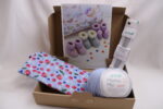 Strickset "Baby-Schuhe stricken", komplettes Geschenkset, DIY-Pack inkl. extraweicher Wolle, Nadeln, Handarbeitstäschchen und Anleitung