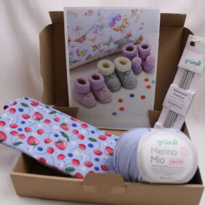 Strickset "Baby-Schuhe stricken", komplettes Geschenkset, DIY-Pack inkl. extraweicher Wolle, Nadeln, Handarbeitstäschchen und Anleitung