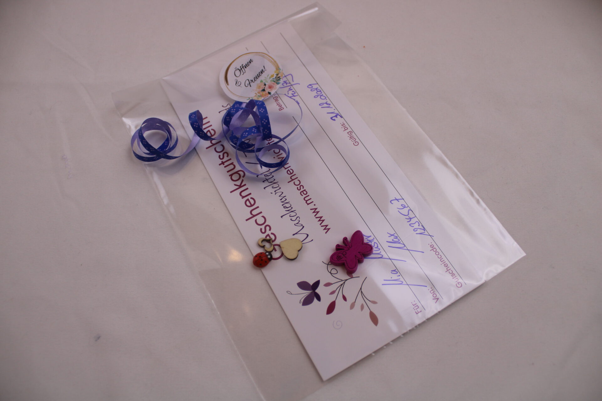 Verpackung Geschenkgutscheine (1) Geschenkverpackung für Gutscheine: Folientasche, liebevoll ergänzt durch Band und Streudekor