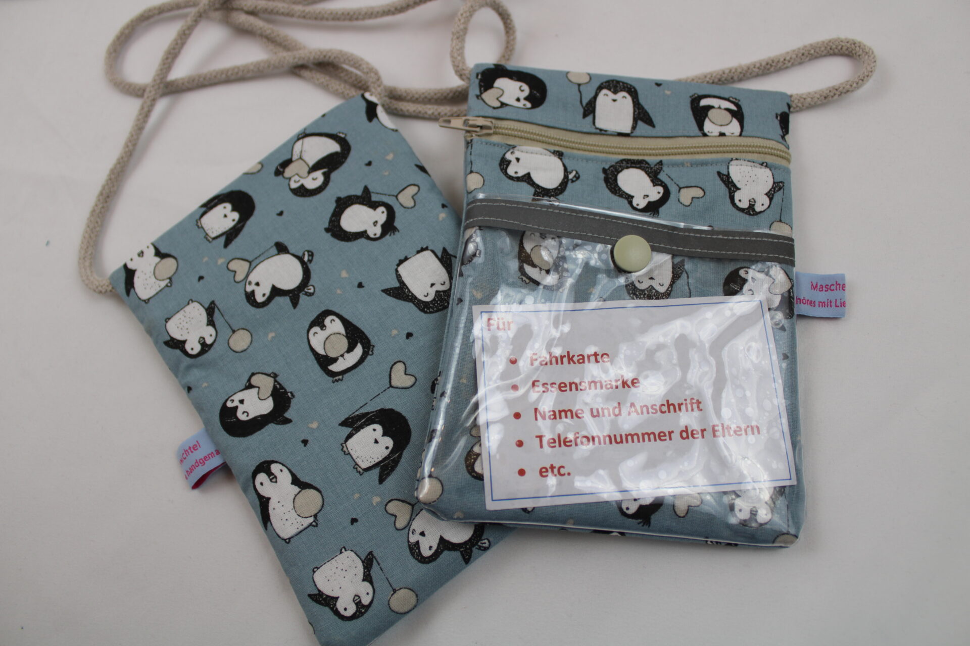 Brustbeutel Kinder Fahrkartenfach Kleine Punguine (1) BRUSTBEUTEL / Umhängetäschchen für Kinder "Kleiner Pinguin" mit Klarsichtfach mit Reflektorstreifen; Geldbörse, Fahrkartentasche, Kindergeldbeutel