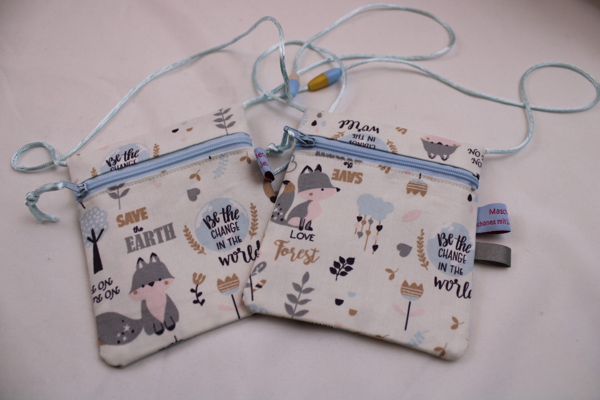 Brustbeutel Kinder Sicherheitsverschluss Fuchs Be the change (1) Kleiner Kinder-BRUSTBEUTEL "Fuchs/be the change, pastell" mit Sicherheitsverschluss und Reflektorfähnchen; Brusttasche, Geldbörse, Geldbeutel