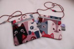 Kleiner Kinder-BRUSTBEUTEL "Katzen/rot" mit Sicherheitsverschluss und Reflektorfähnchen; Brusttasche, Geldbörse, Geldbeutel – Bild 2
