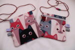 Kleiner Kinder-BRUSTBEUTEL "Katzen/rot" mit Sicherheitsverschluss und Reflektorfähnchen; Brusttasche, Geldbörse, Geldbeutel