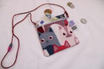 Kleiner Kinder-BRUSTBEUTEL "Katzen/rot" mit Sicherheitsverschluss und Reflektorfähnchen; Brusttasche, Geldbörse, Geldbeutel – Bild 3