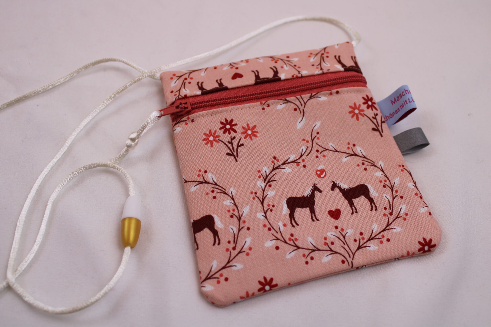 Brustbeutel Kinder Sicherheitsverschluss Pferdeliebe (1) Kleiner Kinder-BRUSTBEUTEL "Pferdeliebe" mit Sicherheitsverschluss und Reflektorfähnchen; Brusttasche, Geldbörse, Geldbeutel
