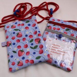 BRUSTBEUTEL / Umhängetäschchen für Kinder "Rote Beeren" mit Klarsichtfach mit Reflektorstreifen; Geldbörse, Fahrkartentasche, Kindergeldbeutel