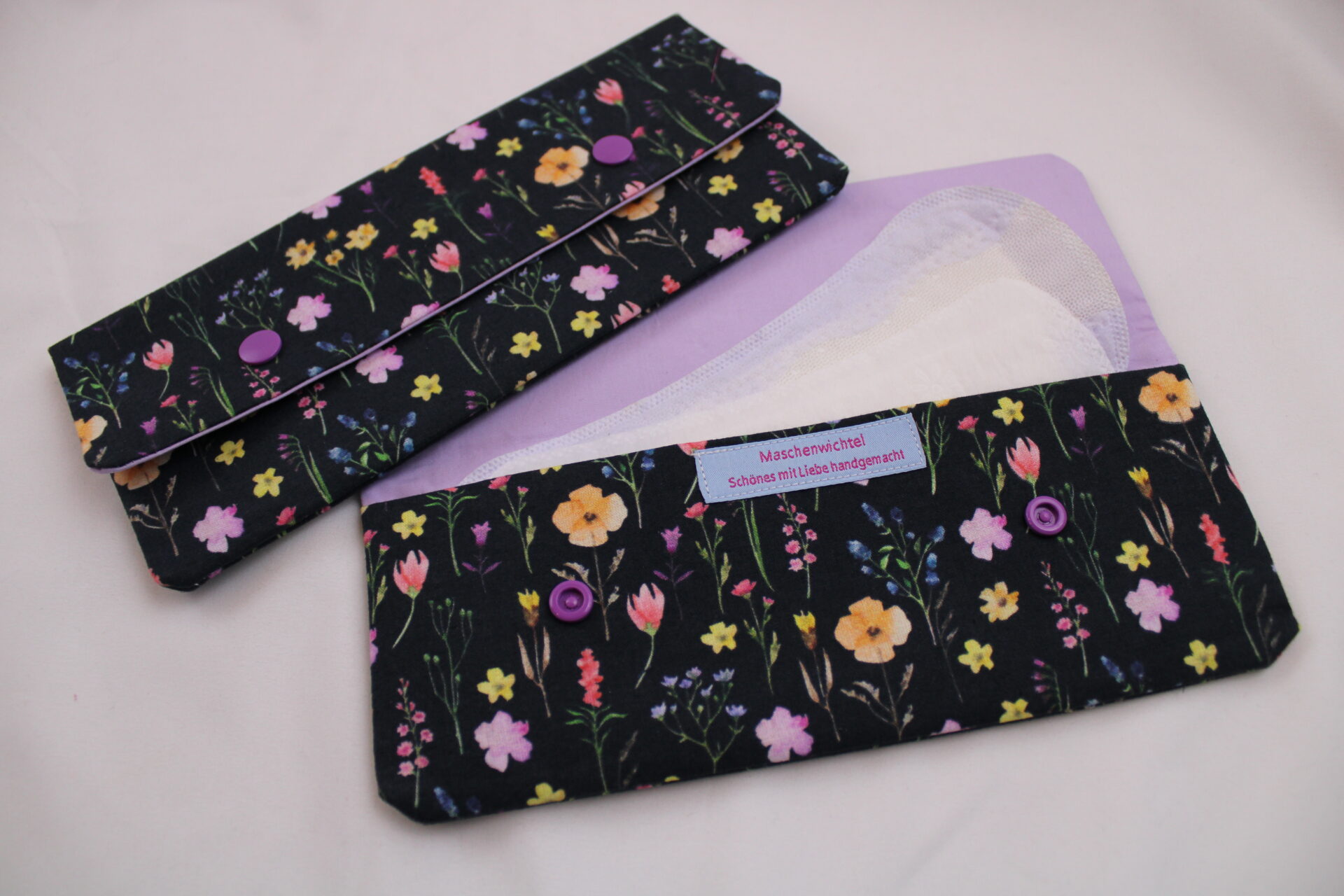 Bindentasche Hygienetasche Blüten auf Schwarz (7) Bindentasche, Etui für Damenbinden, Inkontinenzvorlagen, Slipeinlagen / Kosmetiktäschchen / Hygienetäschchen / Medikamententäschchen