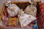 Adventskalender-Säckchen "Familie Eisbär", handgenäht, weiß + beige, mit Holzklammer-Zahlen, zum Selbstbefüllen, wiederverwendbar – Bild 6