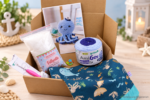 Komplettes DIY-Häkelset / Geschenkset für AmiGo Krake Karly von Gründl: mit AmiGo-Wolle, Häkelnadel, Füllwatte, Maschenmarkierern und handgefertigter Projekttasche
