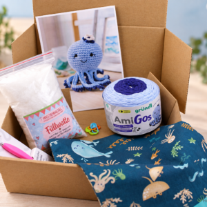 Komplettes DIY-Häkelset / Geschenkset für AmiGo Krake Karly von Gründl: mit AmiGo-Wolle, Häkelnadel, Füllwatte, Maschenmarkierern und handgefertigter Projekttasche