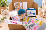 Komplettes DIY-Häkelset / Geschenkset für AmiGo Wal Wally von Gründl: mit AmiGo-Wolle, Häkelnadel, Füllwatte, Maschenmarkierern und handgefertigter Projekttasche