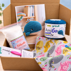 Komplettes DIY-Häkelset / Geschenkset für AmiGo Wal Wally von Gründl: mit AmiGo-Wolle, Häkelnadel, Füllwatte, Maschenmarkierern und handgefertigter Projekttasche
