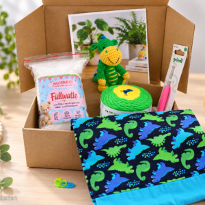 Komplettes DIY-Häkelset / Geschenkset für AmiGo Dino Denny von Gründl: mit AmiGo-Wolle, Häkelnadel, Füllwatte, Maschenmarkierern und handgefertigter Projekttasche