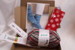 Strickset "Glitzernde Weihnachts-Socken stricken", komplettes Geschenkset zum Strümpfe stricken, DIY-Pack inklusive Wolle, Nadeln, Nadelgarage, Handmaß und Anleitung