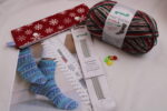 Strickset "Glitzernde Weihnachts-Socken stricken", komplettes Geschenkset zum Strümpfe stricken, DIY-Pack inklusive Wolle, Nadeln, Nadelgarage, Handmaß und Anleitung – Bild 2