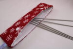 Strickset "Glitzernde Weihnachts-Socken stricken", komplettes Geschenkset zum Strümpfe stricken, DIY-Pack inklusive Wolle, Nadeln, Nadelgarage, Handmaß und Anleitung – Bild 3
