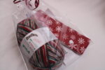 Strickset "Glitzernde Weihnachts-Socken stricken", komplettes Geschenkset zum Strümpfe stricken, DIY-Pack inklusive Wolle, Nadeln, Nadelgarage, Handmaß und Anleitung – Bild 7