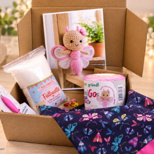 Komplettes DIY-Häkelset / Geschenkset für AmiGo "Schmetterling Sunny" von Gründl: mit AmiGo-Wolle, Häkelnadel, Füllwatte, Maschenmarkierern und handgefertigter Projekttasche
